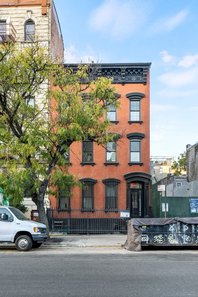 169 Montrose Avenue - Photo 0