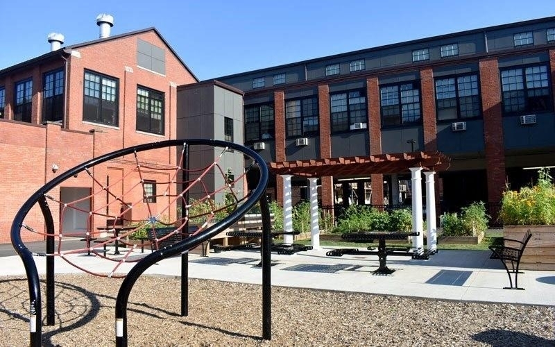 140 Russ St - Photo 1