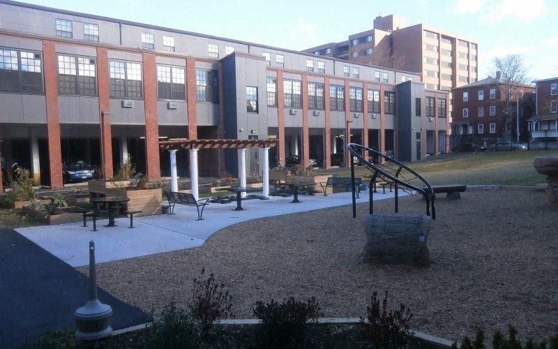 140 Russ St - Photo 3
