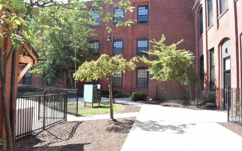 140 Russ St - Photo 2