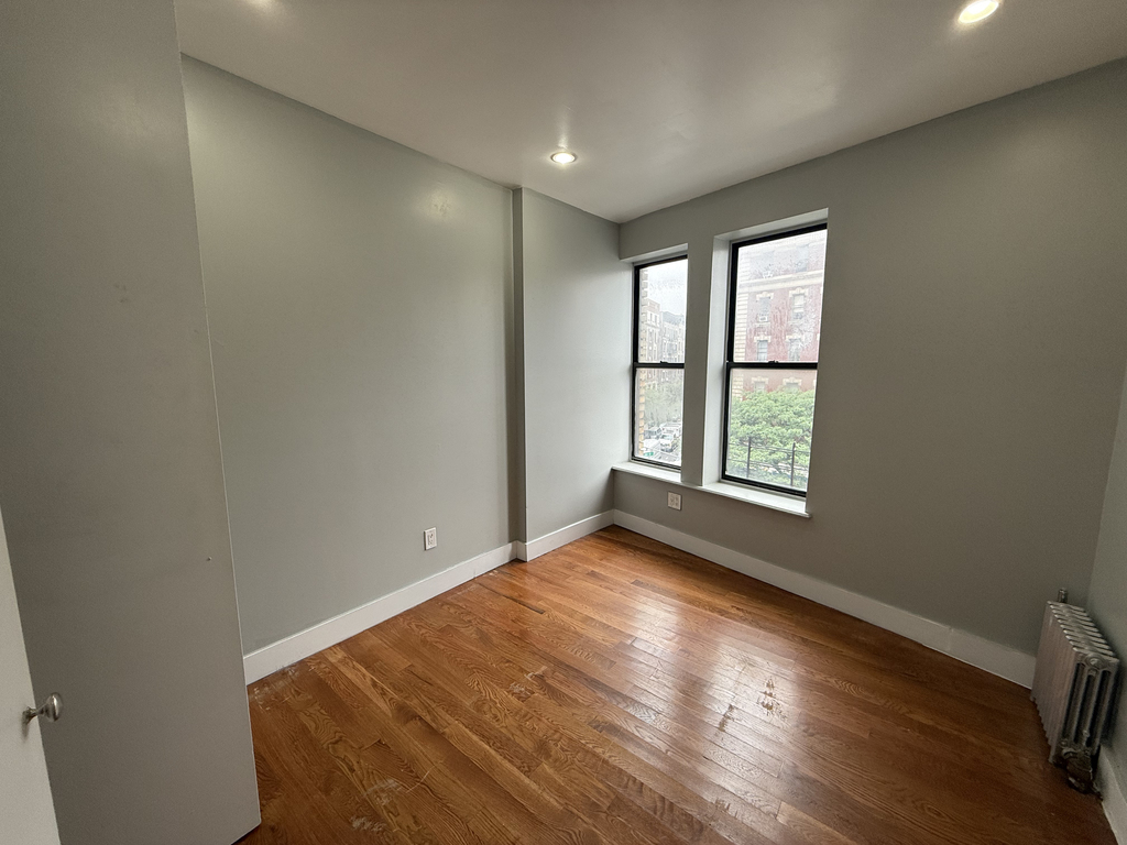 W 180th - Photo 4