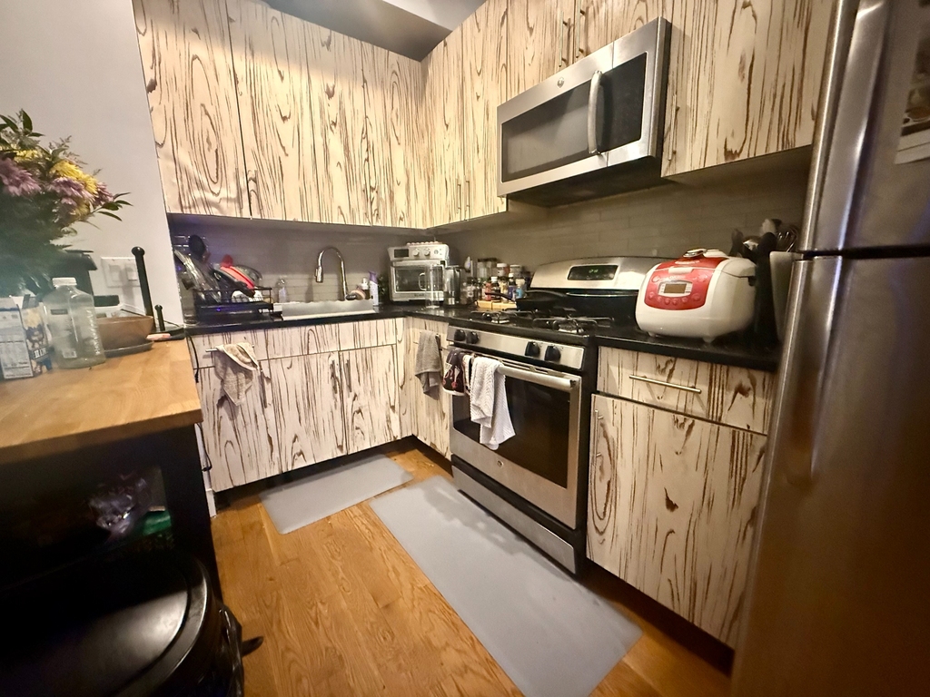 317 Pulaski Street - Photo 2