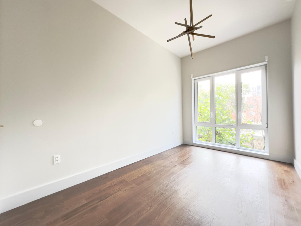 101 Varet Street - Photo 0