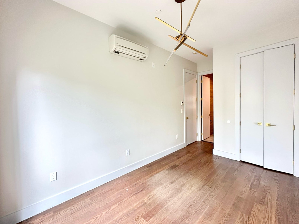 101 Varet Street - Photo 2