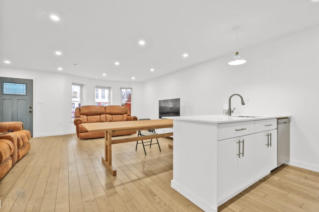 729 Chauncey Street - Photo 3