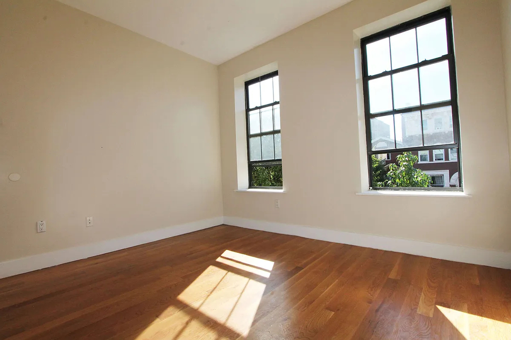 295 Throop Avenue - Photo 4