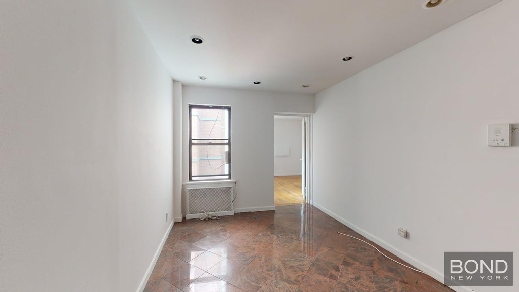 Third Avenue - Photo 13