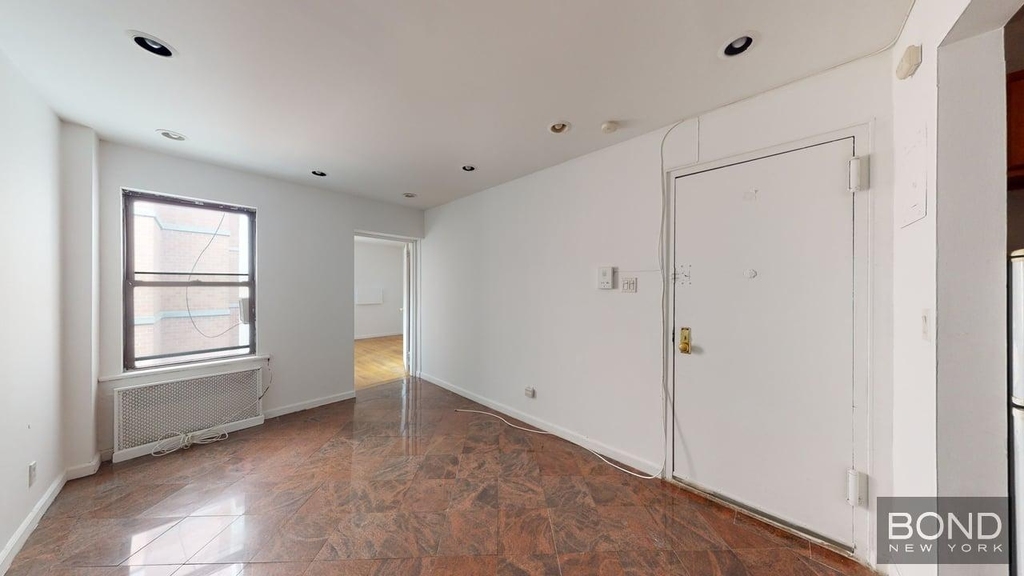 Third Avenue - Photo 2