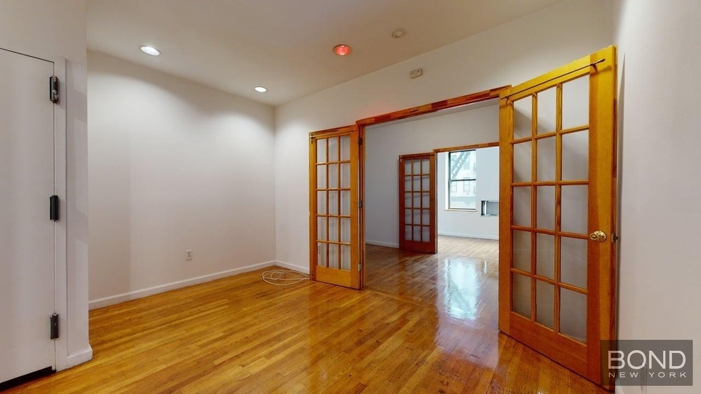 Third Avenue - Photo 17