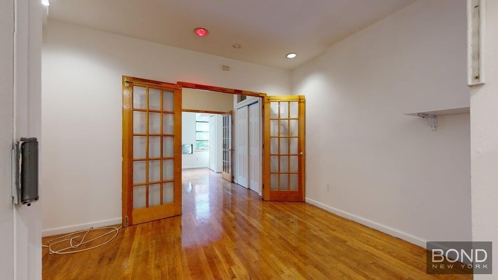 Third Avenue - Photo 1