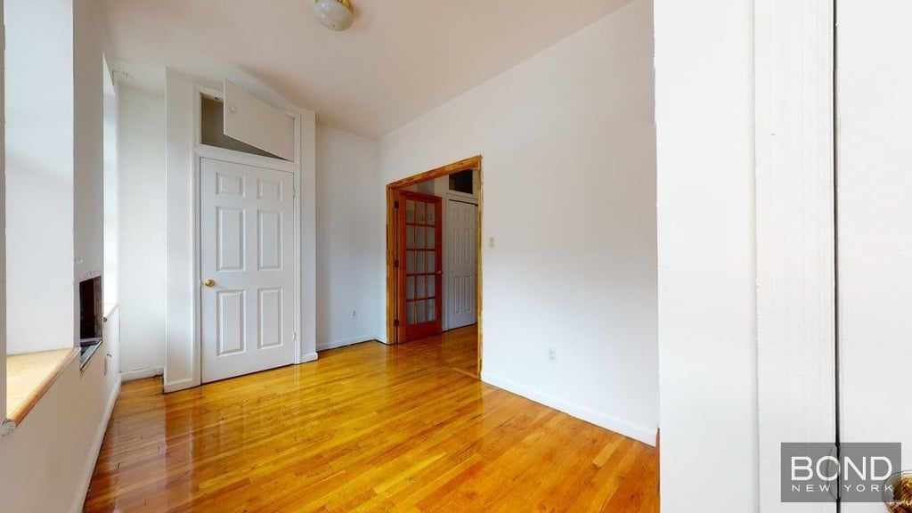 Third Avenue - Photo 9