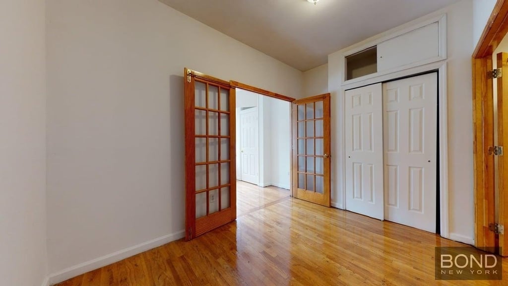 Third Avenue - Photo 18