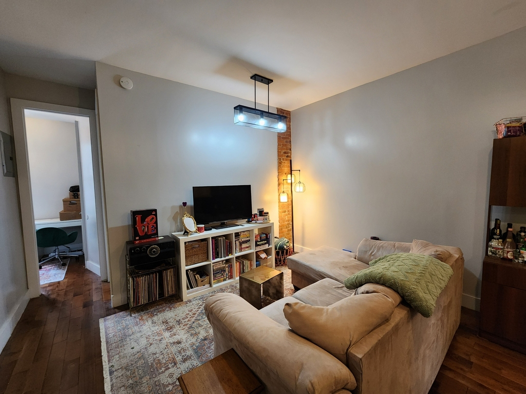 143 Cornelia Street - Photo 4