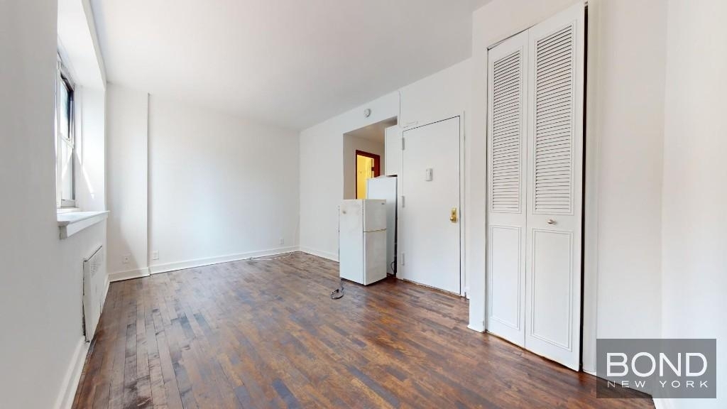 East 61th Street - Photo 0