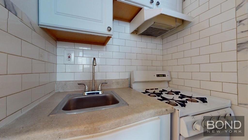 East 61th Street - Photo 1