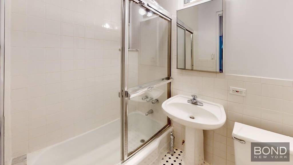 East 81st Street - Photo 6