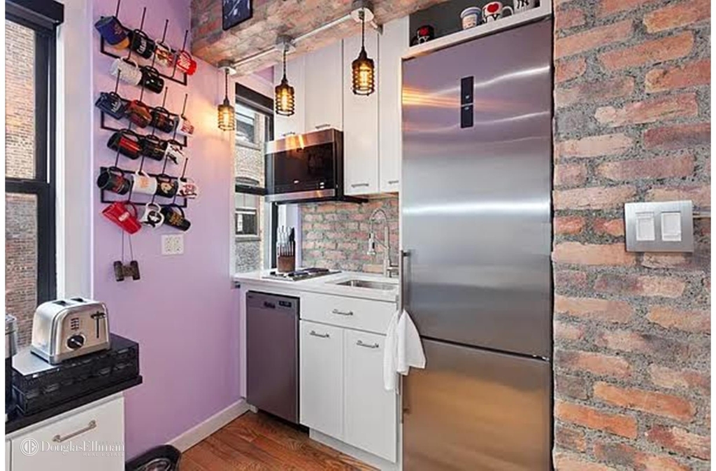 339 E 58th St - Photo 3