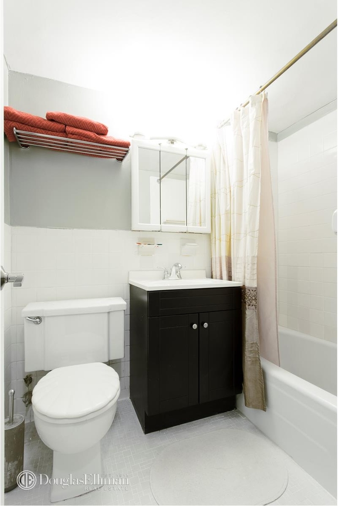 330 E 49th St - Photo 7