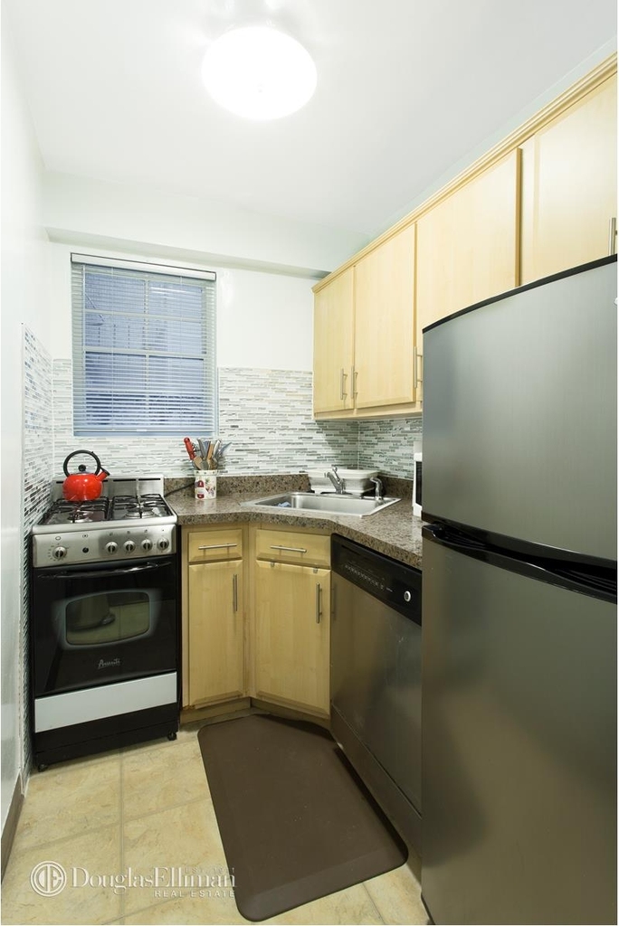 330 E 49th St - Photo 5