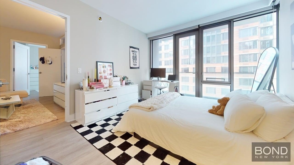 East 34th Street - Photo 14