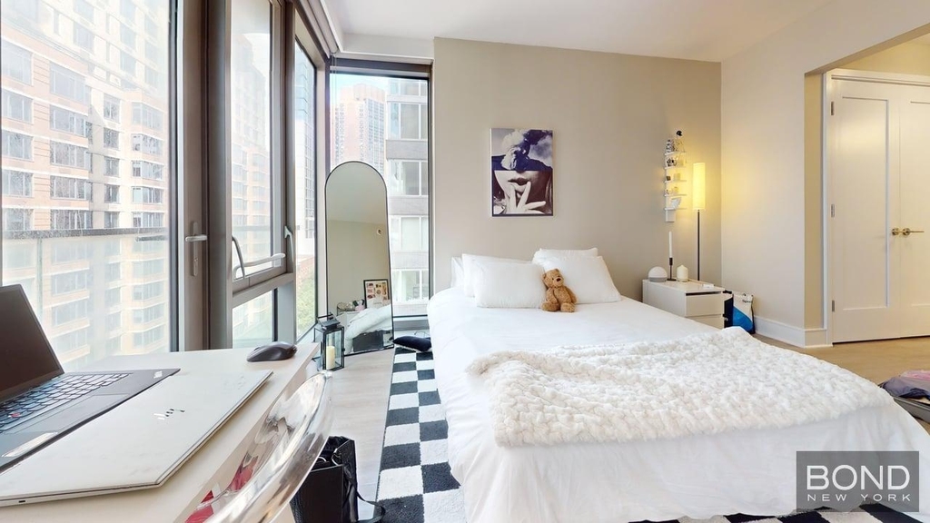 East 34th Street - Photo 12