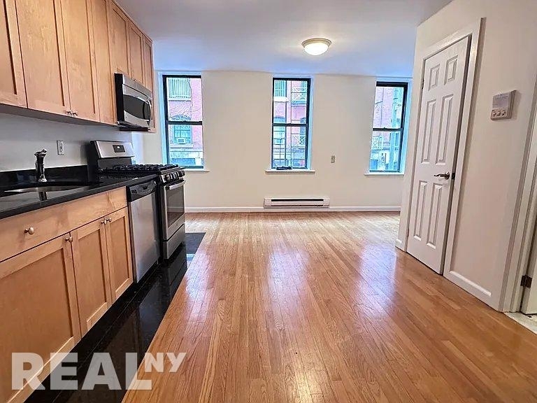 273 Mott St - Photo 2