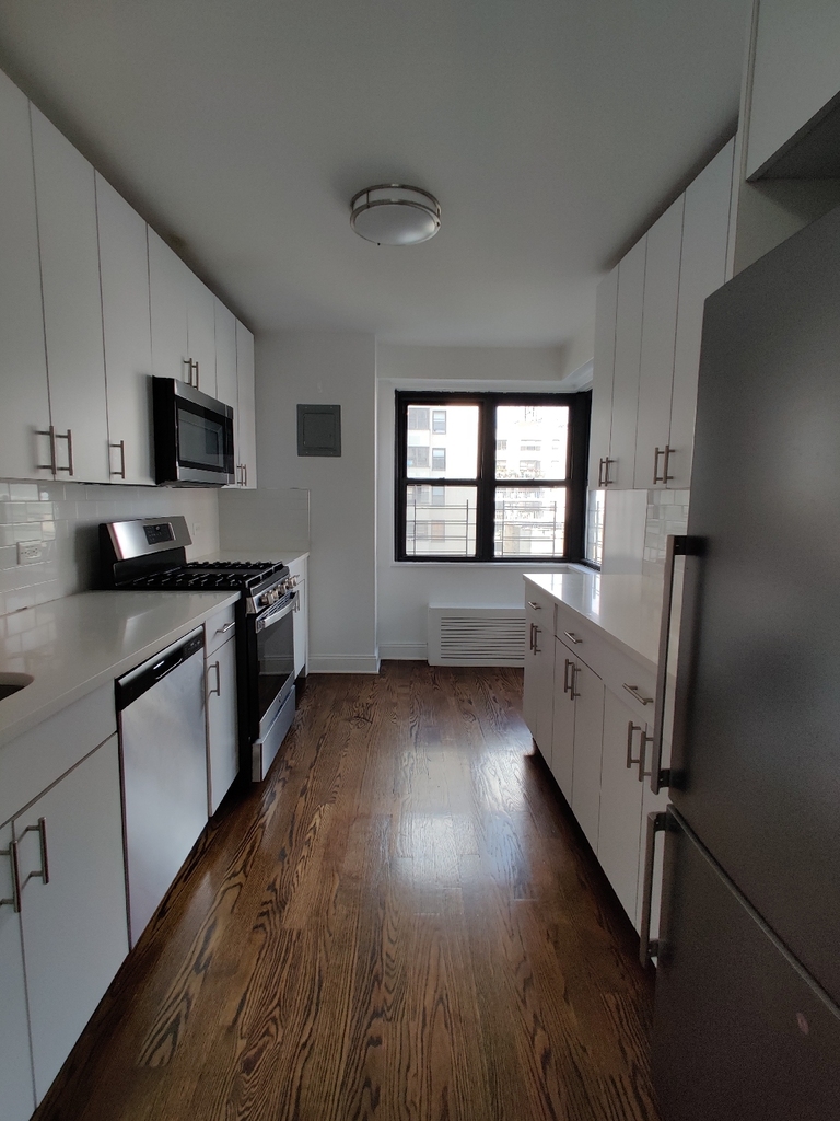 1st Ave/87 - Photo 2