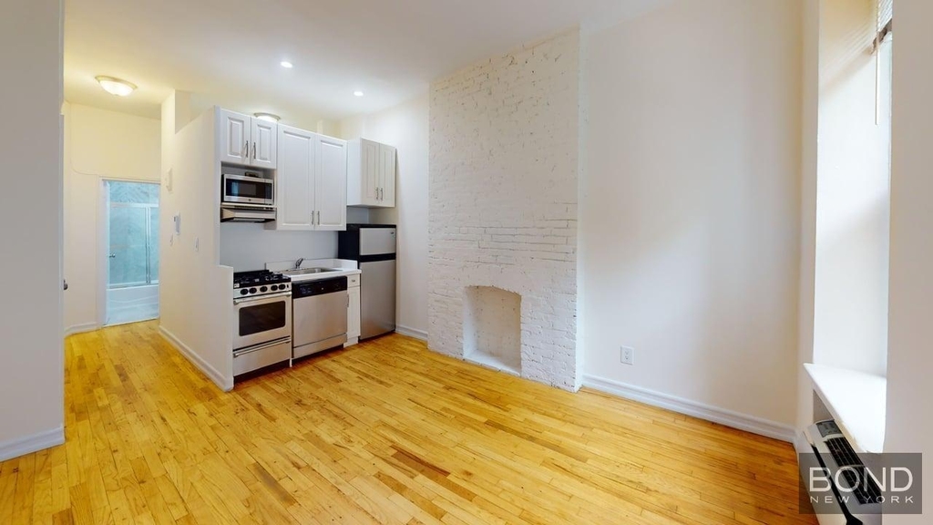 East 83rd Street - Photo 9