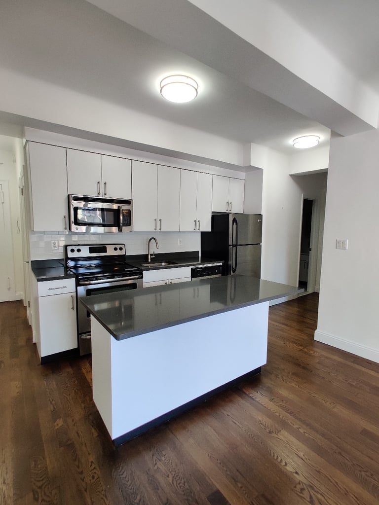 Broadway/72 - Photo 3