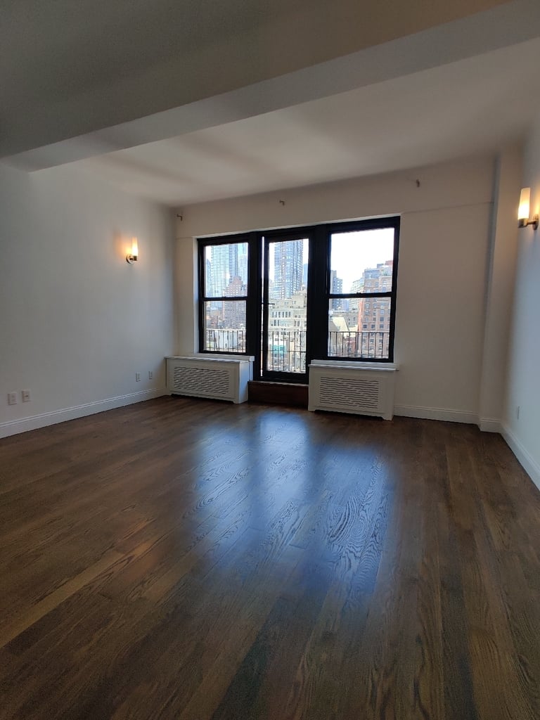 Broadway/72 - Photo 1