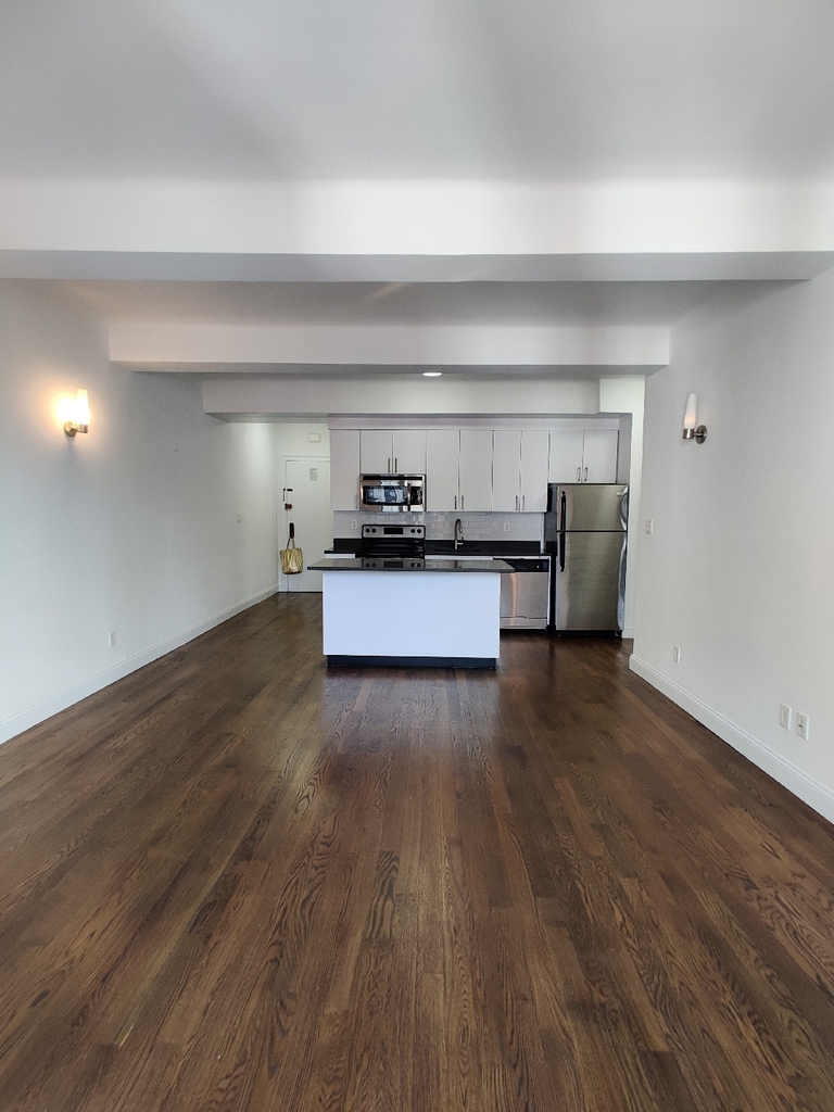 Broadway/72 - Photo 2