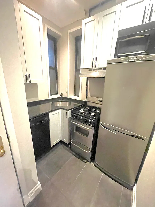 221 East 23rd Street - Photo 3