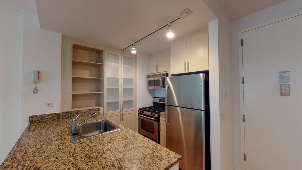 10 Hanover Square - Photo 1