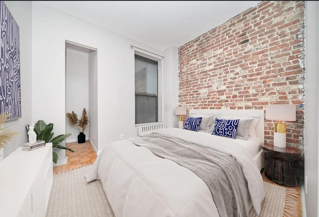 335 W 43rd Street - Photo 2