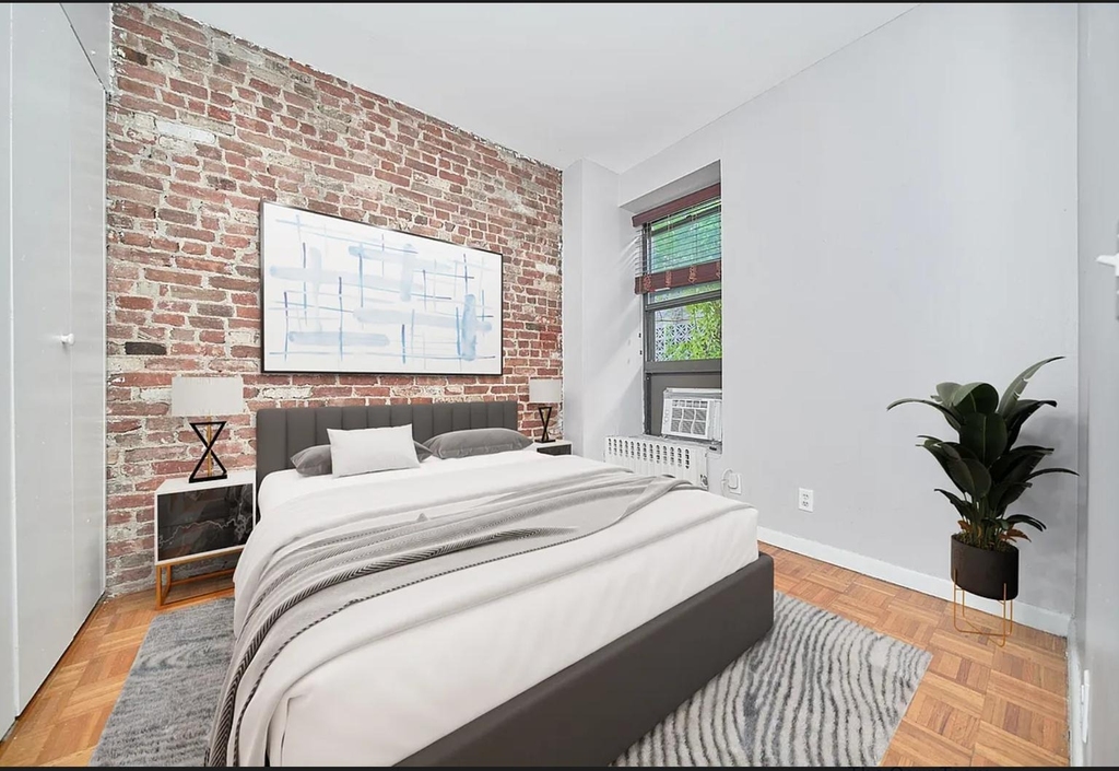 335 W 43rd Street - Photo 3