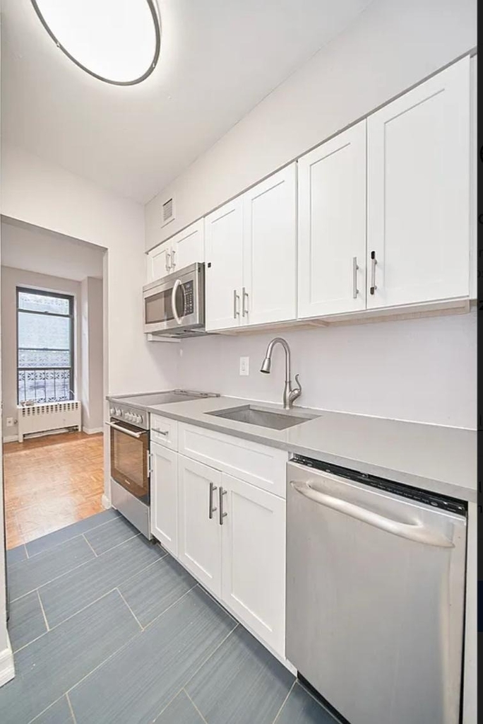 335 W 43rd Street - Photo 6