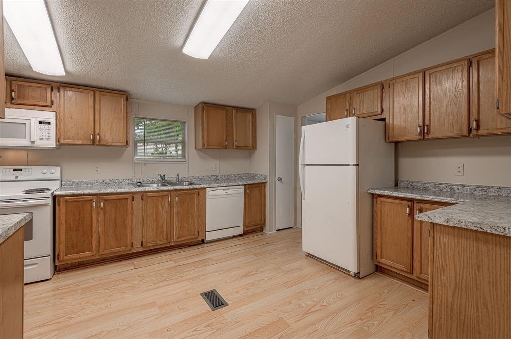 1323 Avenue E - Photo 3