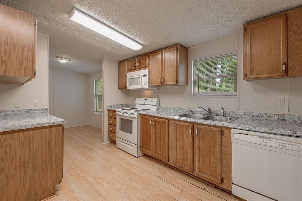 1323 Avenue E - Photo 4