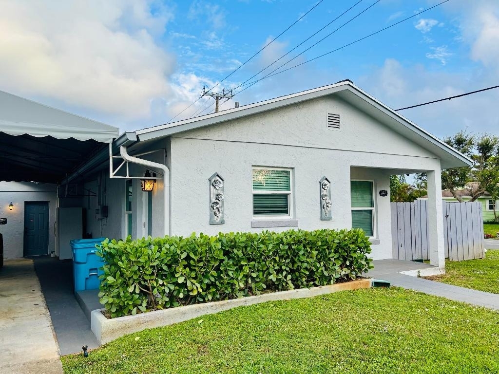 222 Se 3rd Street - Photo 1