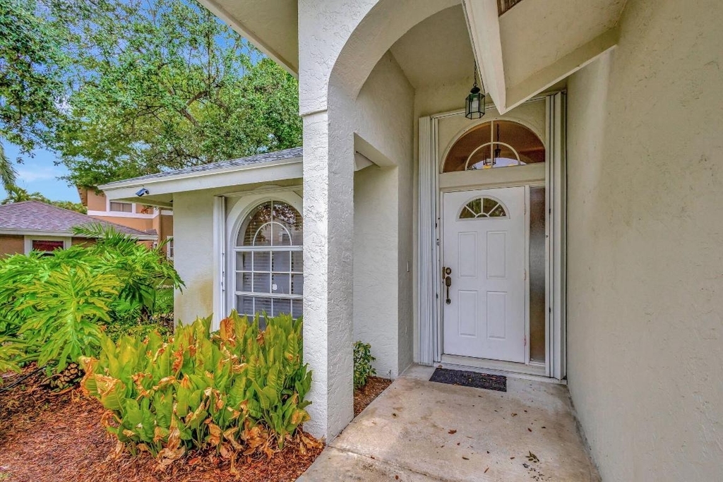 13796 Yarmouth Drive - Photo 2