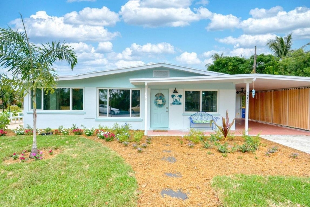 1315 Ne Flora Place - Photo 0