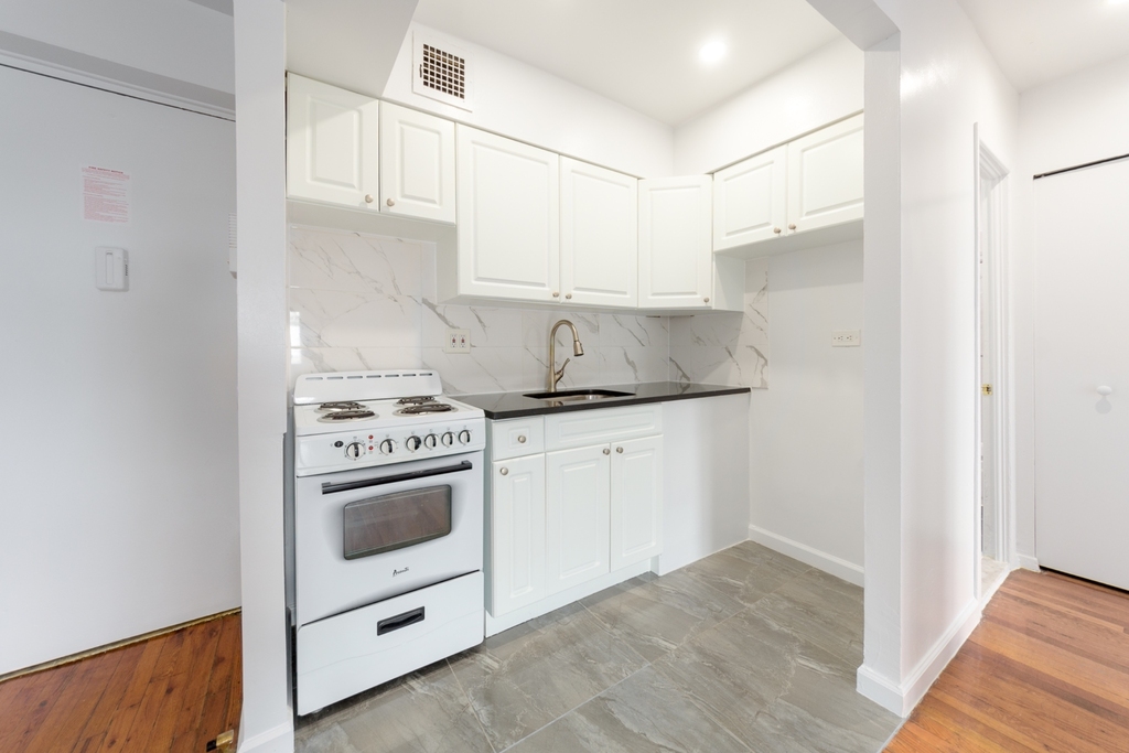 12-10 Astoria Park South - Photo 6