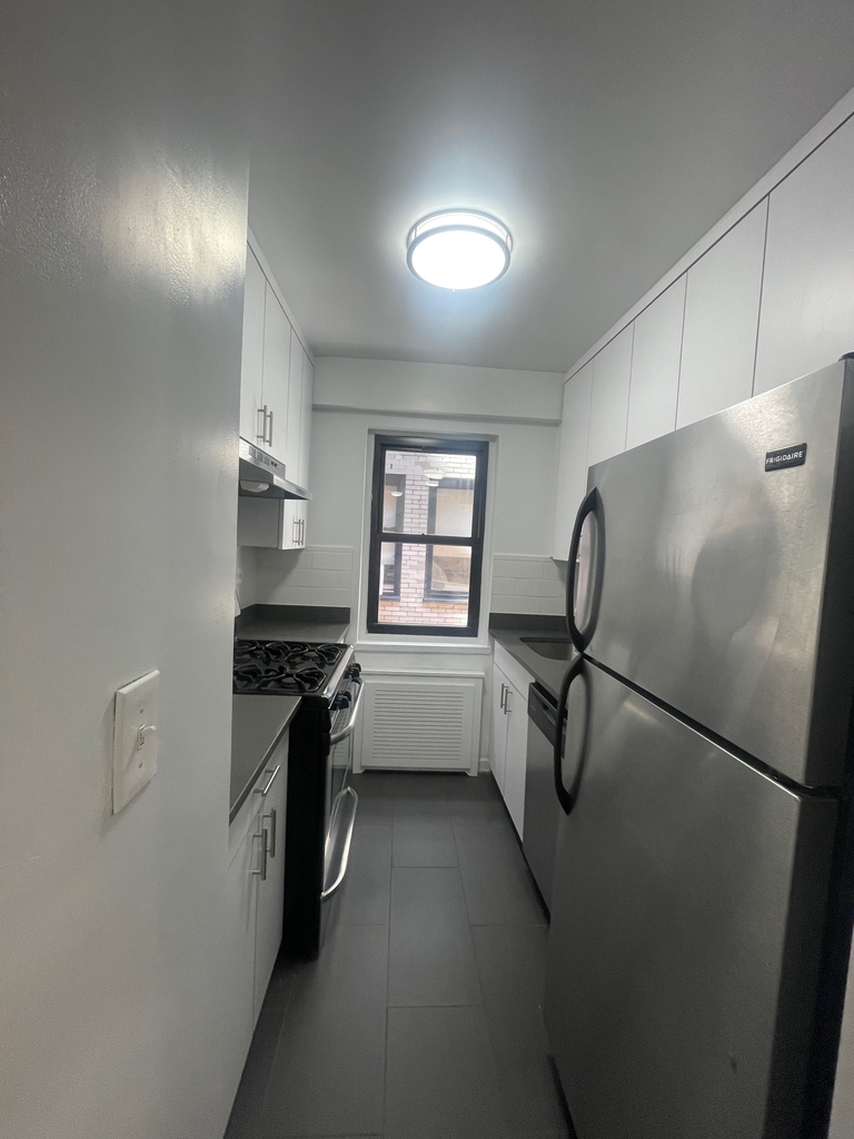 405 East 56th Street - Photo 4