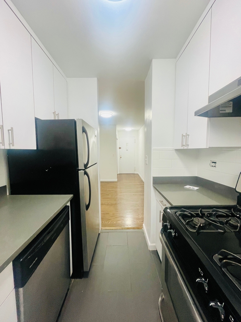 405 East 56th Street - Photo 5