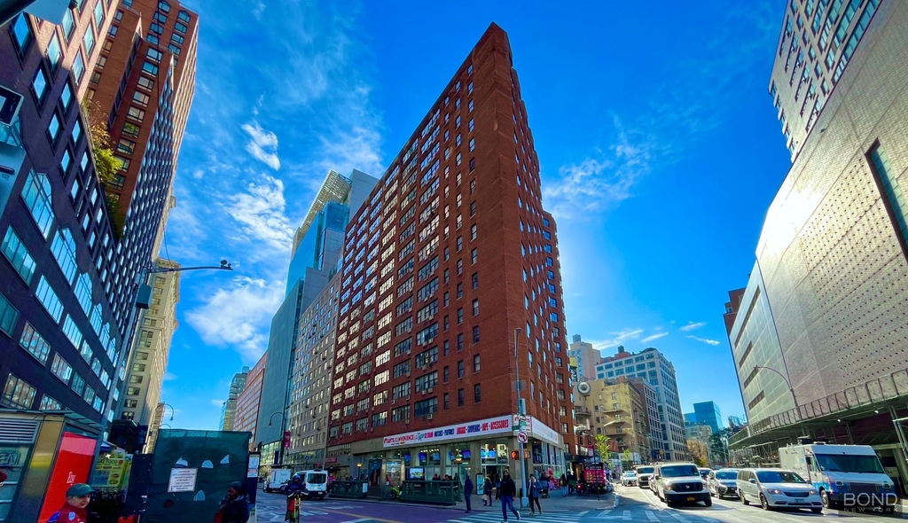 Fourth Avenue - Photo 0