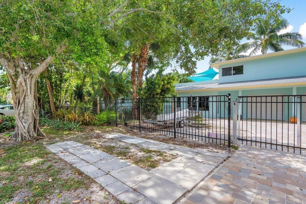 300 Se 7th Avenue - Photo 1