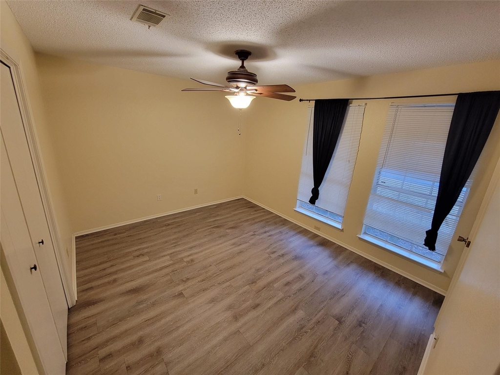 1015 E Yager Ln - Photo 4
