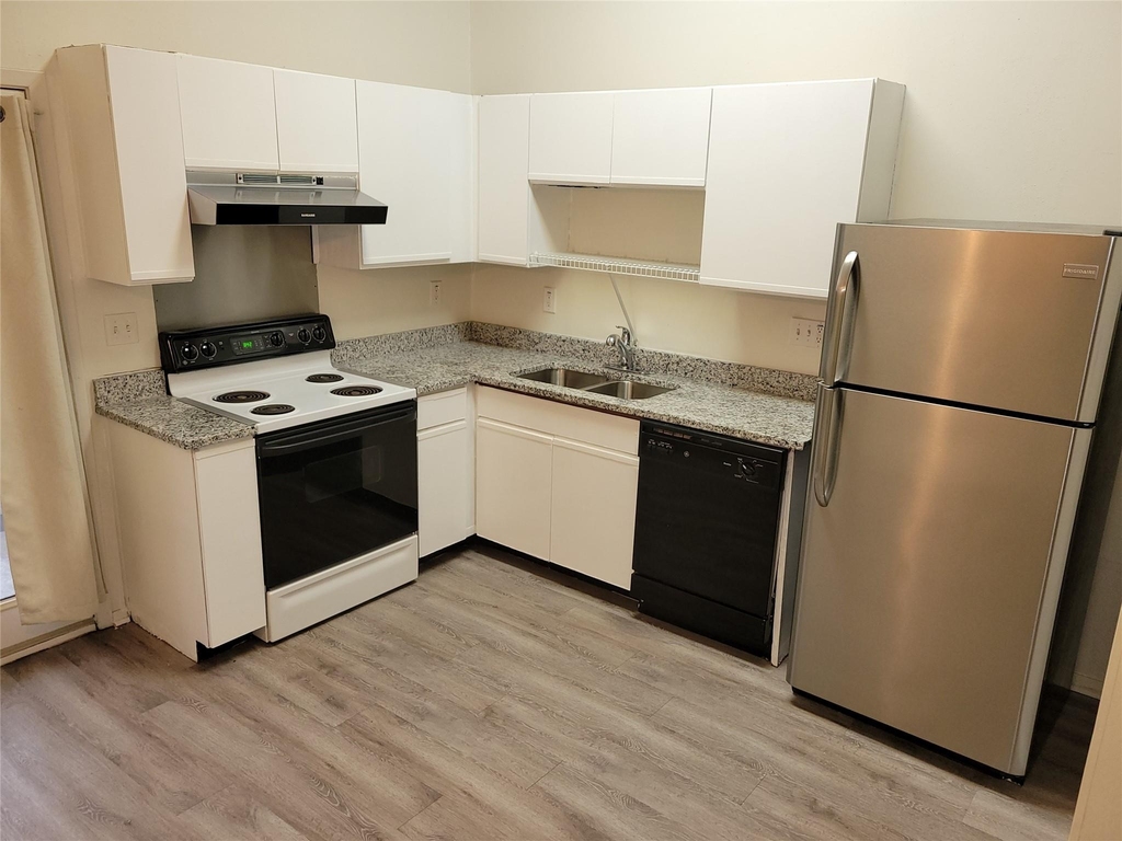 1015 E Yager Ln - Photo 2
