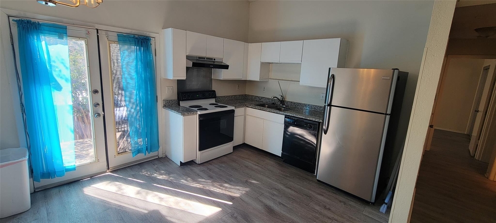 1015 E Yager Ln - Photo 12