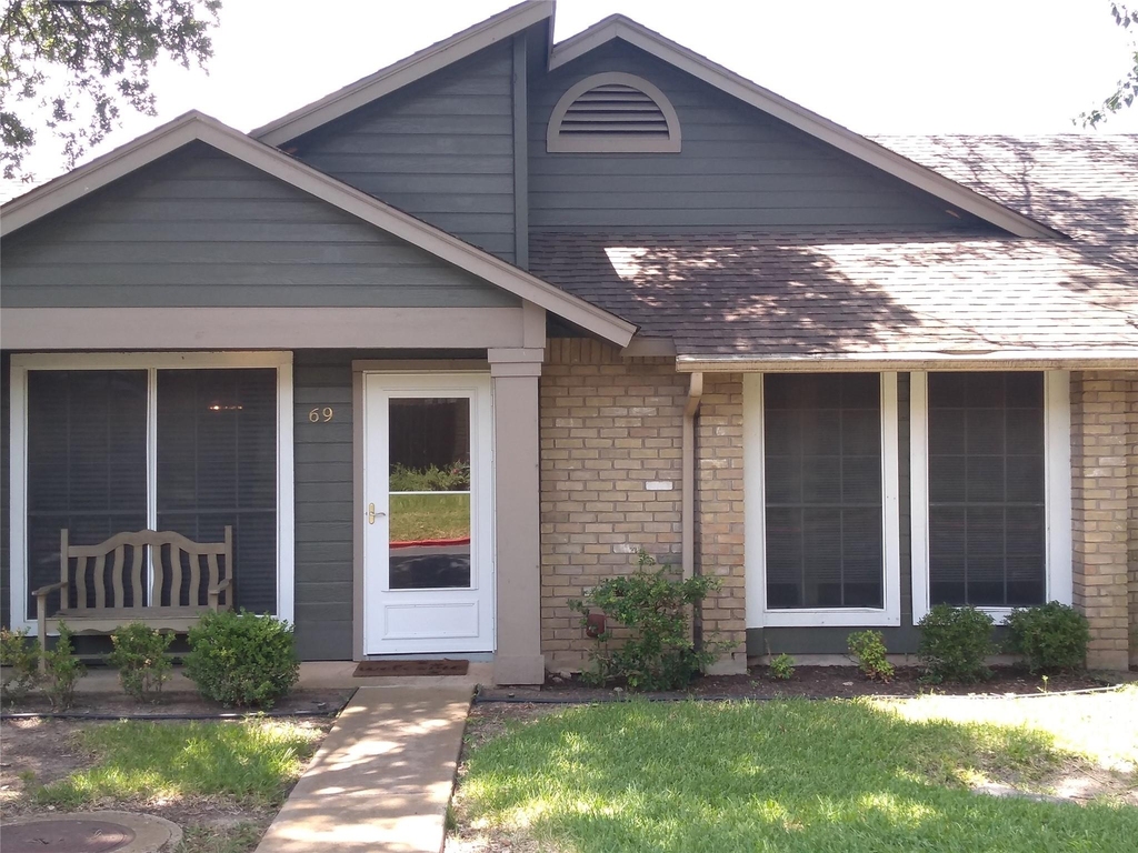 1015 E Yager Ln - Photo 0